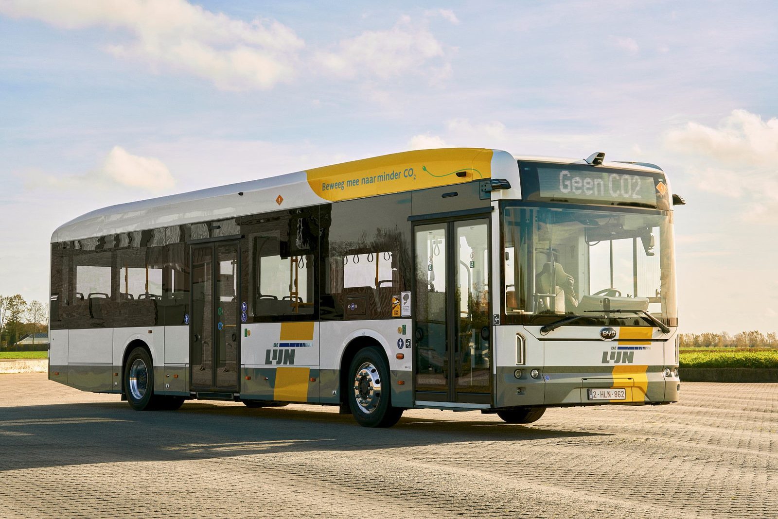 BYD eBus B12.b in De Lijn livery, 'Geen CO2' on the destination display