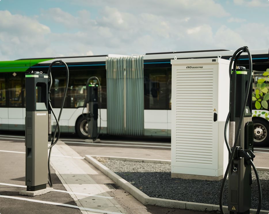 Ekoenergetyka Axon Side power cabinet with SAT Box satellites charging an articulated e-bus