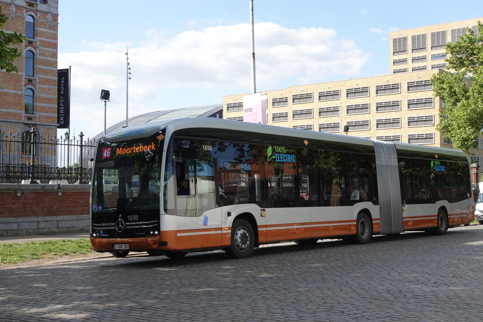 STIB-MIVB Mercedes-Benz eCitaro G no. 1650 on line 46 at Tour & Taxis, Brussels