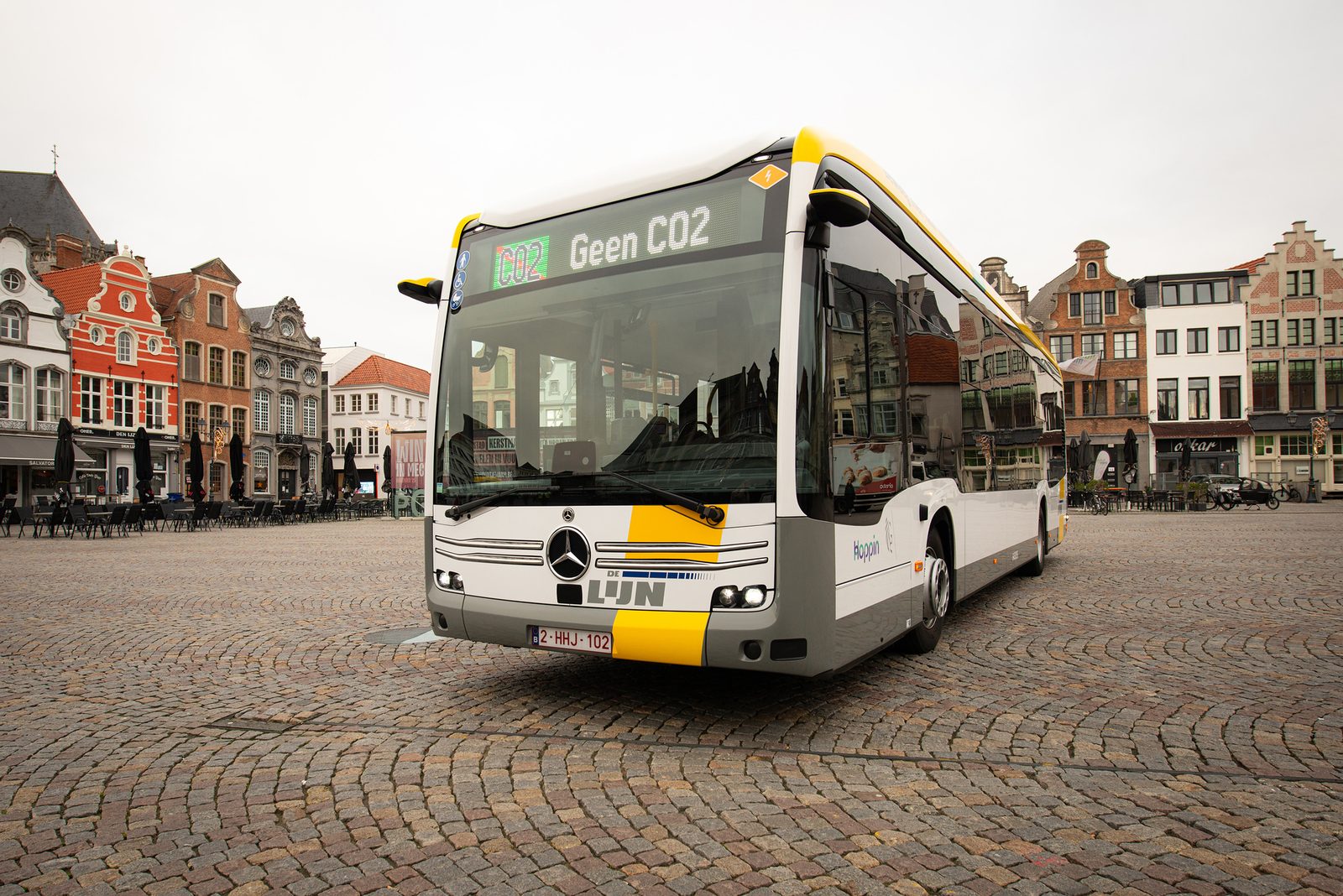 Mercedes-Benz eCitaro in De Lijn livery on the Grote Markt of Mechelen